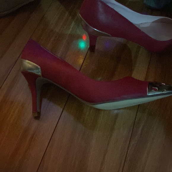 New Red dress shoe gold design at toe and heel.European size 39 fit like 8.5 US - Picture 2 of 6